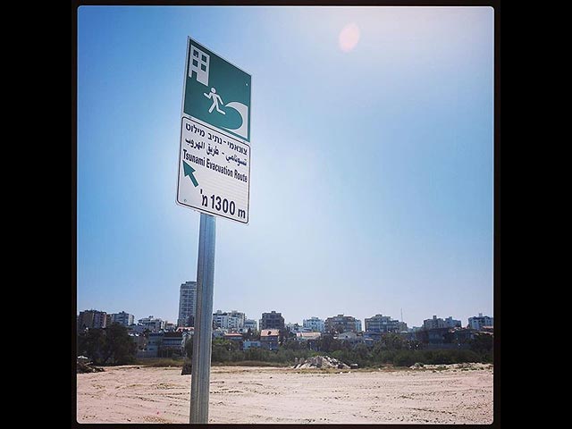 На пляжах Тель-Авива появились таблички с надписью "Цунами"    