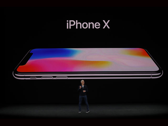 Москвичи выстроились в очередь за iPhone X за три дня до начала продаж