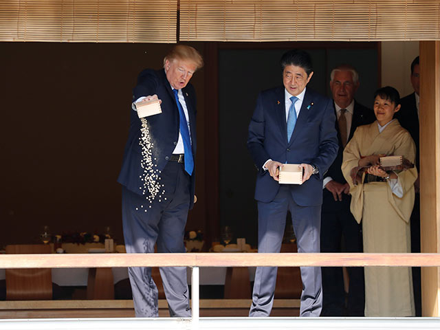  Дональд Трамп во время официального визита  во дворец Акасака. 6 ноября 2017 года