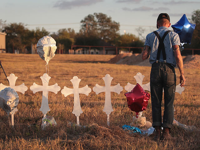 Мемориал жертв расстрела в Техасе. 7 ноября 2017 года