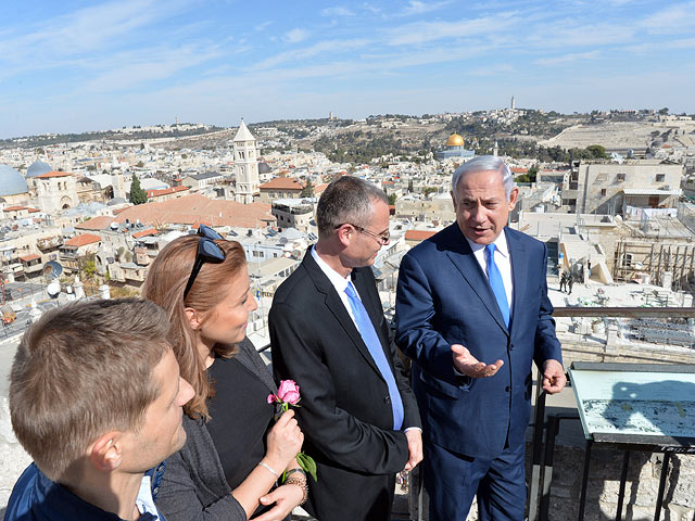 Биньямин Нетаниягу, Ярив Левин и Ивана Айзек с супругом в Иерусалиме. 7 ноября 2017 года