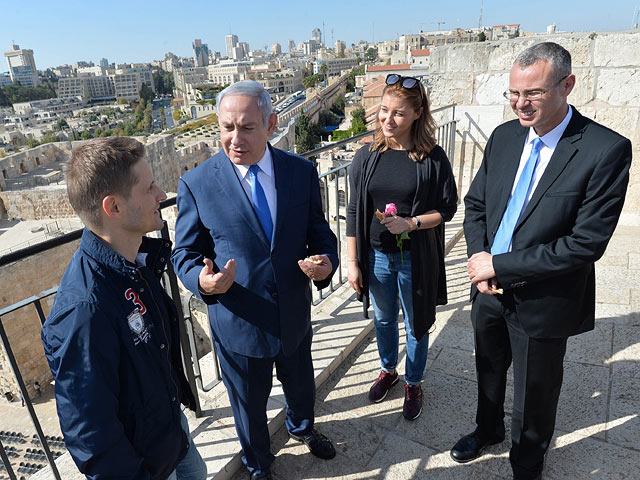 Биньямин Нетаниягу, Ярив Левин и Ивана Айзек с супругом в Иерусалиме. 7 ноября 2017 года