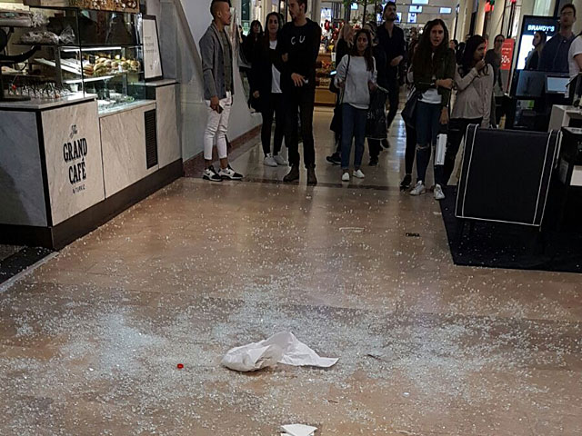 В торговом центре в Рамат-Авиве разбившимся стеклом ранены несколько покупателей  