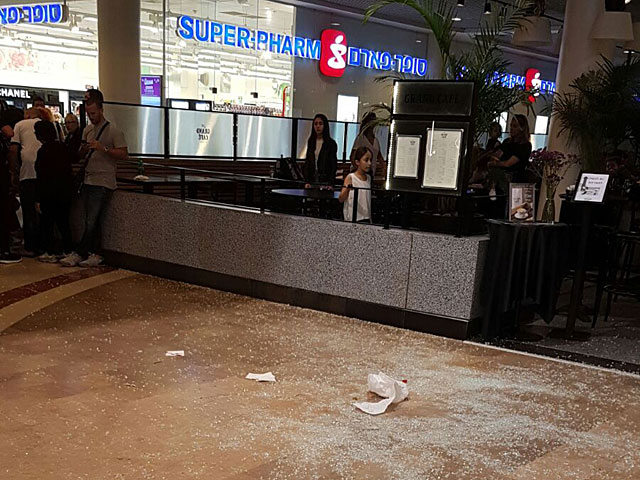 В торговом центре в Рамат-Авиве разбившимся стеклом ранены несколько покупателей  