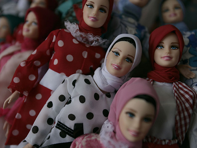 Mattel открывает серию "Барби-героиня": первой поступит в продажу кукла в хиджабе    