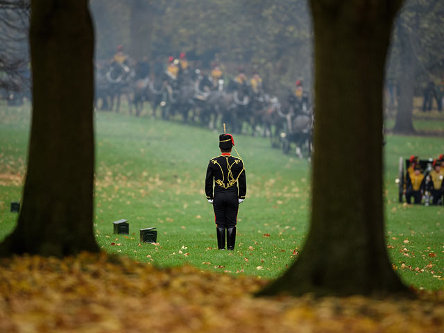 69 лет принцу Чарльзу: торжественный салют Королевской артиллерии