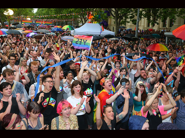 Австралия проголосовала за однополые браки