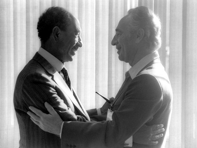 Анвар Садат и Шимон Перес в Беэр-Шеве. 25 мая 1979 года