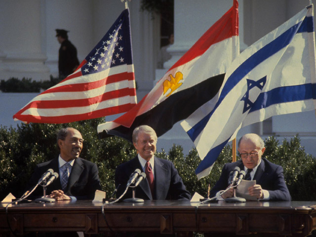 Анвар Садат, Джимми Картер и Менахем Бегин в Вашингтоне. 26 марта 1979 года