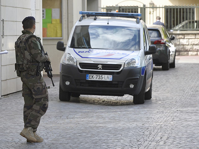 Полицейский во Франции убил трех человек и собаку и застрелился   