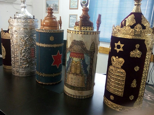Свитки Торы, украденные из синагоги в Яффо, обнаружены в Хевроне  