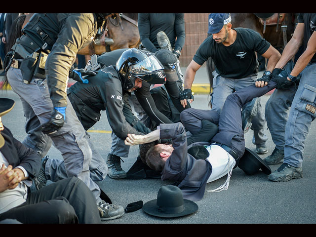 Люди, машины и лошади: акция протеста "харедим"