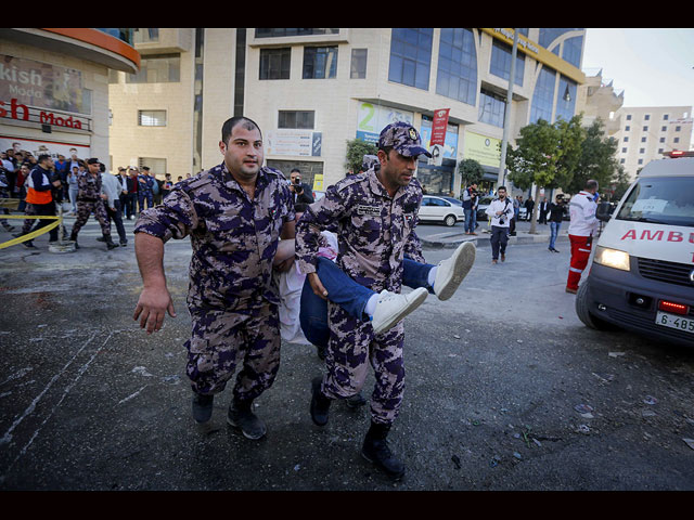 Палестинская полиция отработала в Хевроне сценарий "теракт около торгового центра"  