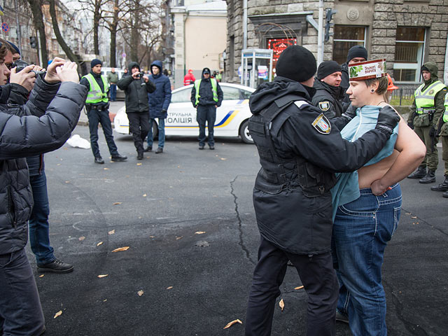 Акция FEMEN около президентской резиденции в Киеве. 21 ноября 2017 года