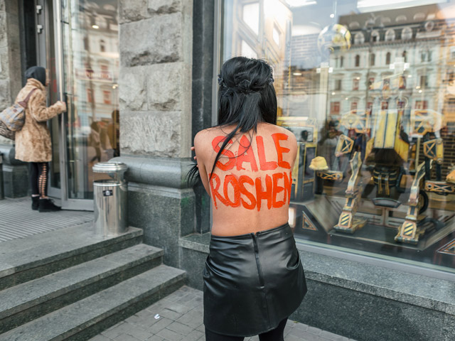Секстремистка FEMEN устроила "черную пятницу" в магазине Roshen. Киев, 24 ноября 2017 года