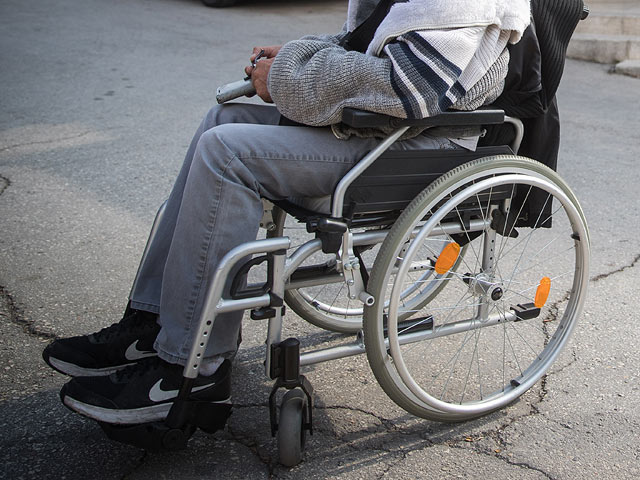 Инвалиды блокировали подъезды к мэрии Хайфы    
