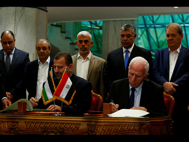 Глава делегации ХАМАС Салах аль-Арури и лидер ФАТХ Аззам аль-Ахмад на подписании мирного соглашения. Каир, 12 октября 2017 года