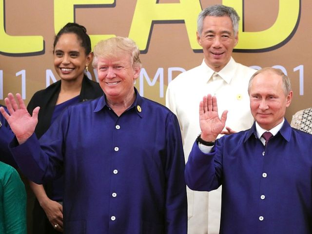 Дональд Трамп и Владимир Путин на саммите АТЭС во Вьетнаме