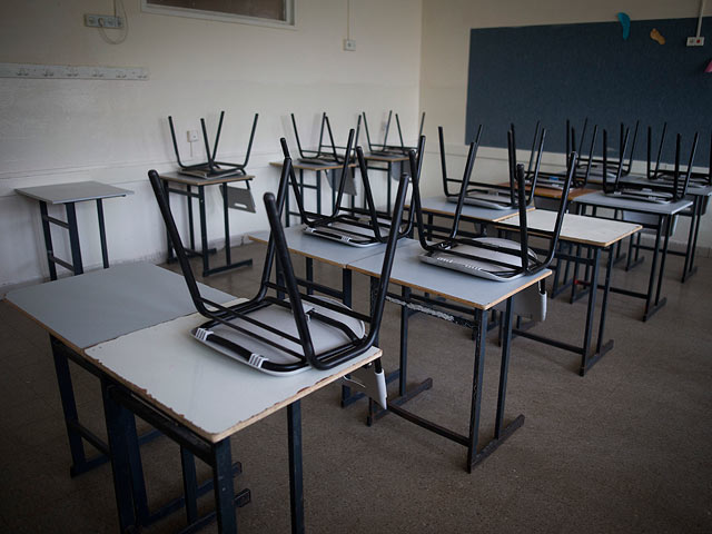 "Точечная" забастовка учителей продолжается: нет занятий в старших классах 80 школ на севере