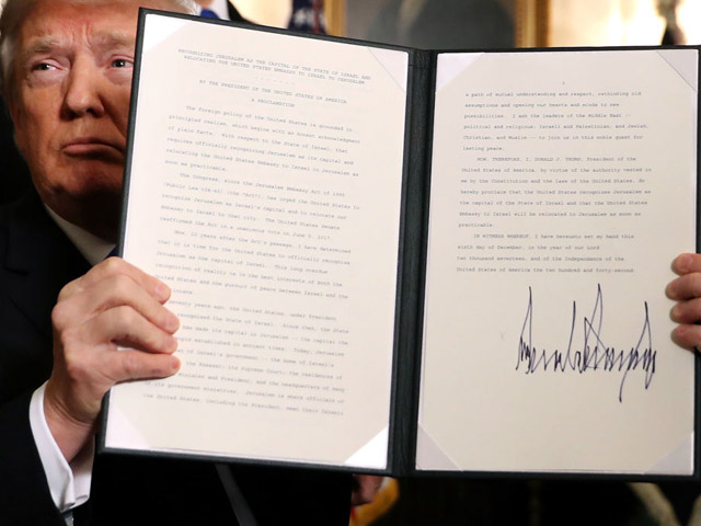 Дональд Трамп демонстрирует подписанный текст заявления о признании Иерусалима столицей Израиля. 6 декабря 2017 года