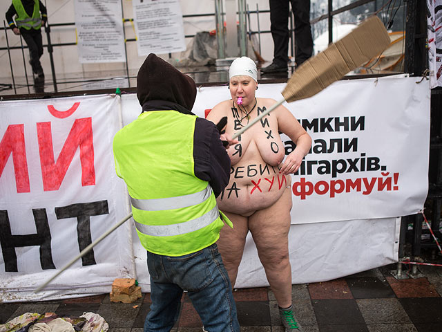 Акция FEMEN в Киеве. 7 декабря 2017 года