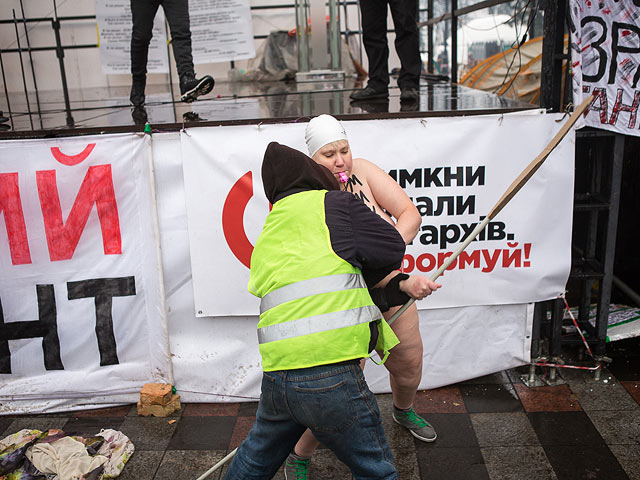 Акция FEMEN в Киеве. 7 декабря 2017 года