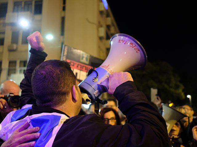 Массовый митинг против "коррупции в институтах власти" в Тель-Авиве