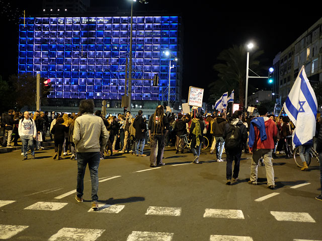 Массовый митинг против "коррупции в институтах власти" в Тель-Авиве