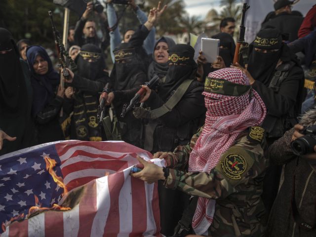 Активистки "Исламского джихада" сжигают флаг США