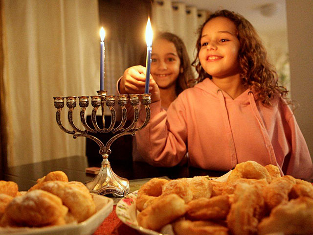 В посольствах Израиля за границей зажгли первую ханукальную свечу    