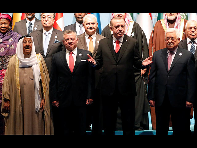 Джабер аль-Ахмед аль-Джабер ас-Сабах, Абдалла II,  Реджеп Тайип Эрдоган и Махмуд Аббас на экстренном саммите Организации исламского сотрудничества. 13 декабря 2017 года 