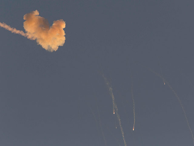 Израиль подвергся ракетному обстрелу. Две ракеты сбиты "Железным куполом"    