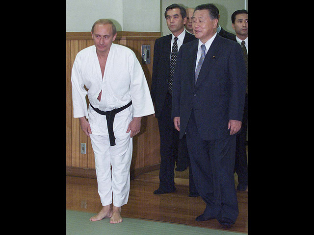 Дзюдоист Владимир Путин во время первого президентского визита в Японию в 2000 году
