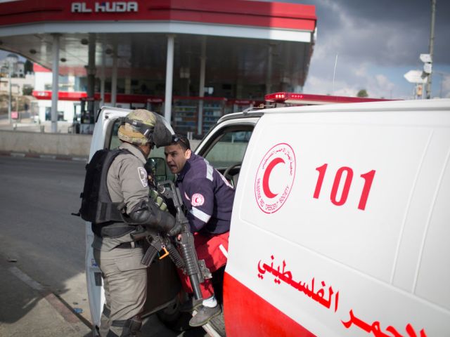 Боец пограничной полиции не дает вывезти тело террориста на машине "Красного полумесяца"