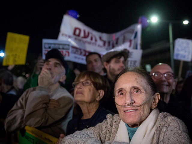 Третий митинг против "коррупции в институтах власти" в Тель-Авиве. 16 декабря 2017 года
