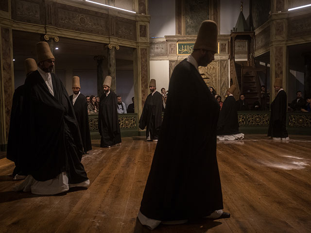 Церемония сама в Стамбуле: танец, обращенный к основателю суфизма