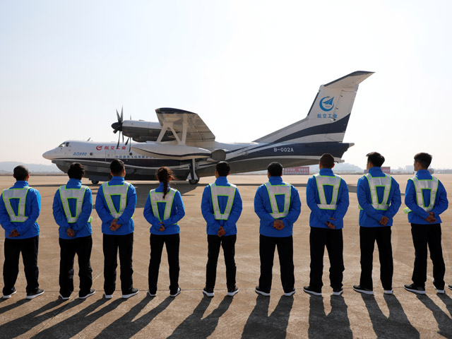 Крупнейший в мире китайский самолет-амфибия совершил первый тестовый полет
