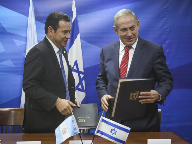 Президент Гватемалы Джимми Моралес и премьер-министр Израиля Биньямин Нетаниягу в ноябре 2016 года