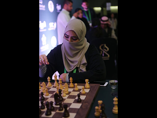 Шахматистки и королевский сокол на чемпионате мира в Эр-Рияде