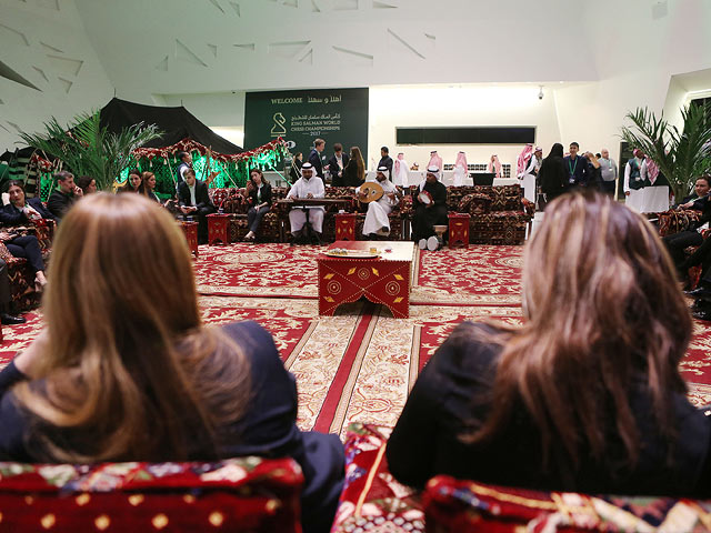 Шахматистки и королевский сокол на чемпионате мира в Эр-Рияде