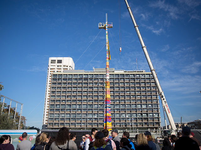 На площади Рабина в Тель-Авиве возводят рекордный "Lego Tower"  