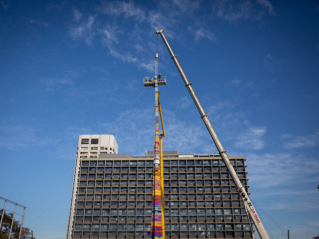 На площади Рабина в Тель-Авиве возводят рекордный "Lego Tower"  