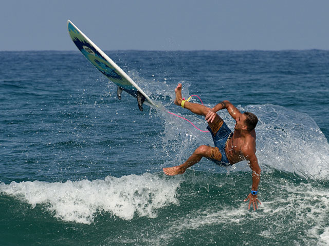 Иностранного туриста на доске для серфинга отнесло ветром на 2 км от берега  