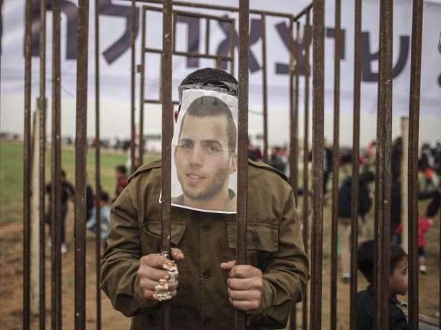 Во время провокаций на границе сектора некоторые участники акций изображали из себя израильского военнослужащего