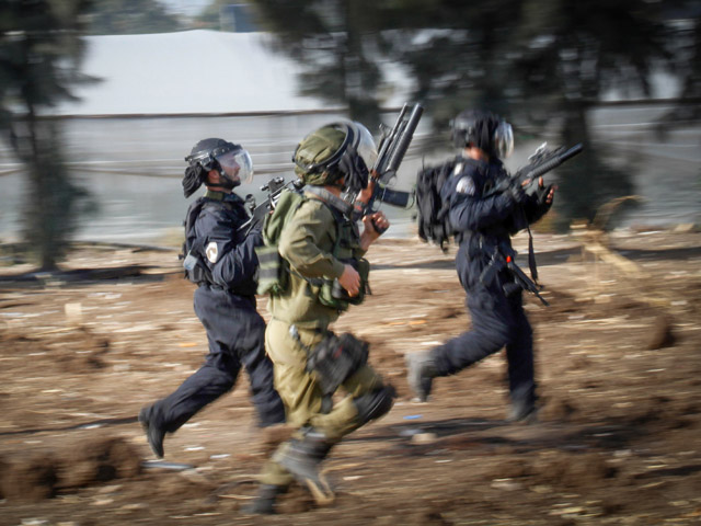 В ходе столкновений с палестинскими арабами легко ранен израильский военнослужащий