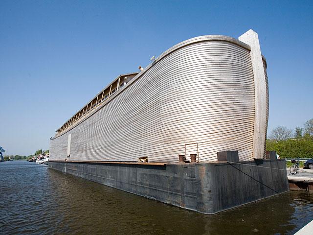 В порту голландского города сильными порывами ветра отнесло от берега Ноев ковчег  