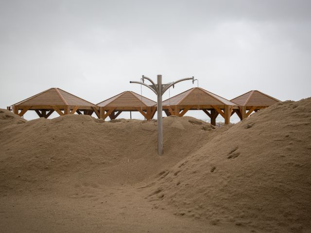 Песчаные насыпи на пляже в Тель-Авиве. 5 января 2018 года