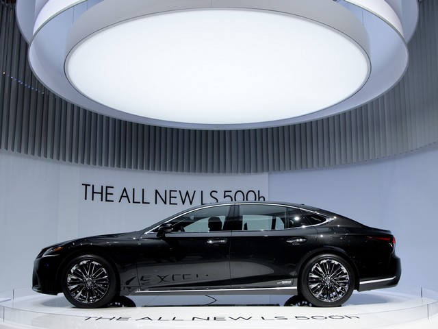 Lexus LS 500h нового поколения