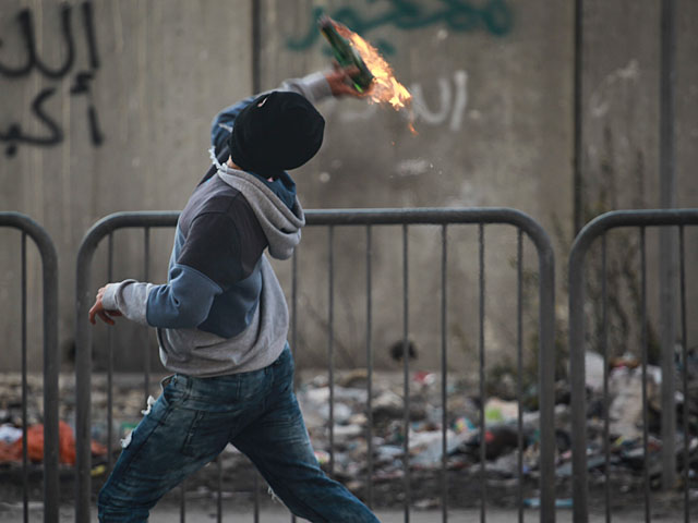На севере Иерусалима арабы бросали камни и бутылки с зажигательной смесью в полицейских