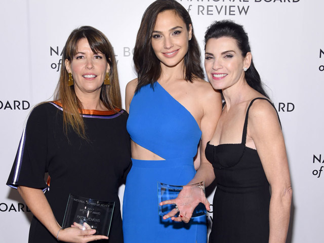Галь Гадот (в центре) на церемонии The National Board Of Review Annual Awards. Нью-Йорк, 9 января 2018 года